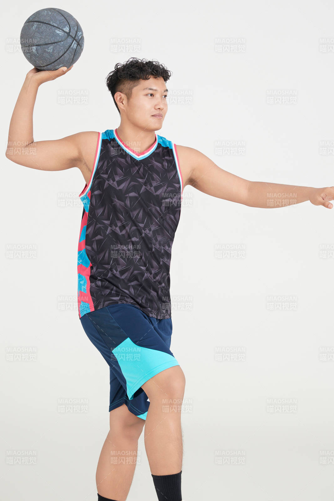 白色背景下的篮球运动员形象图片