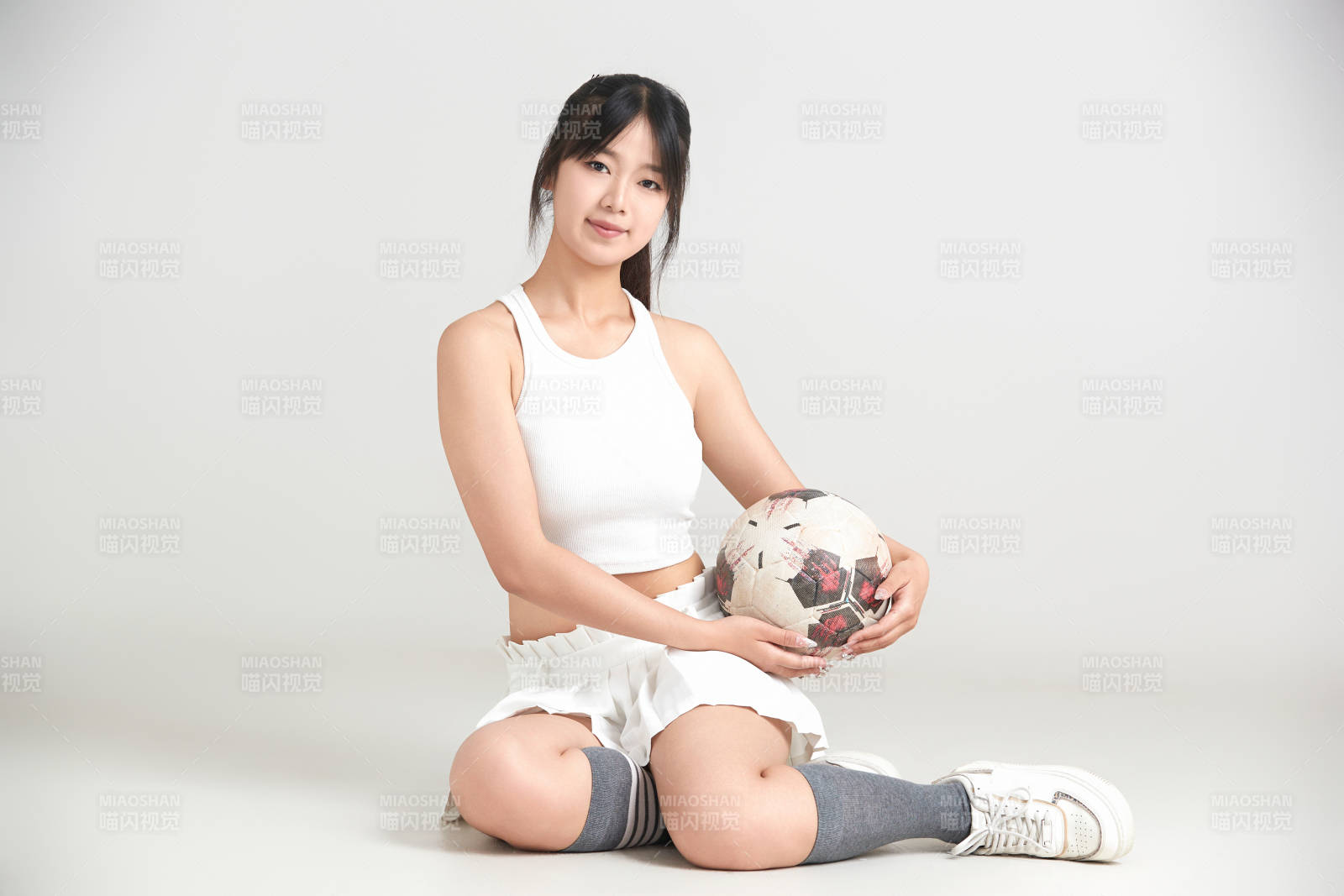 白色背景下的快乐的足球宝贝图片