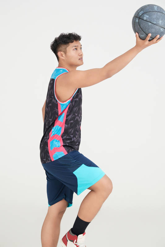 白色背景下的篮球运动员形象图片