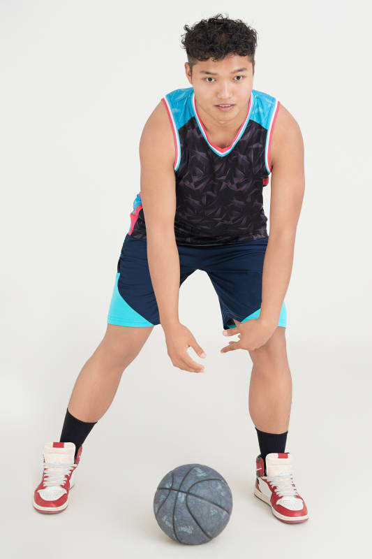 白色背景下的篮球运动员形象图片