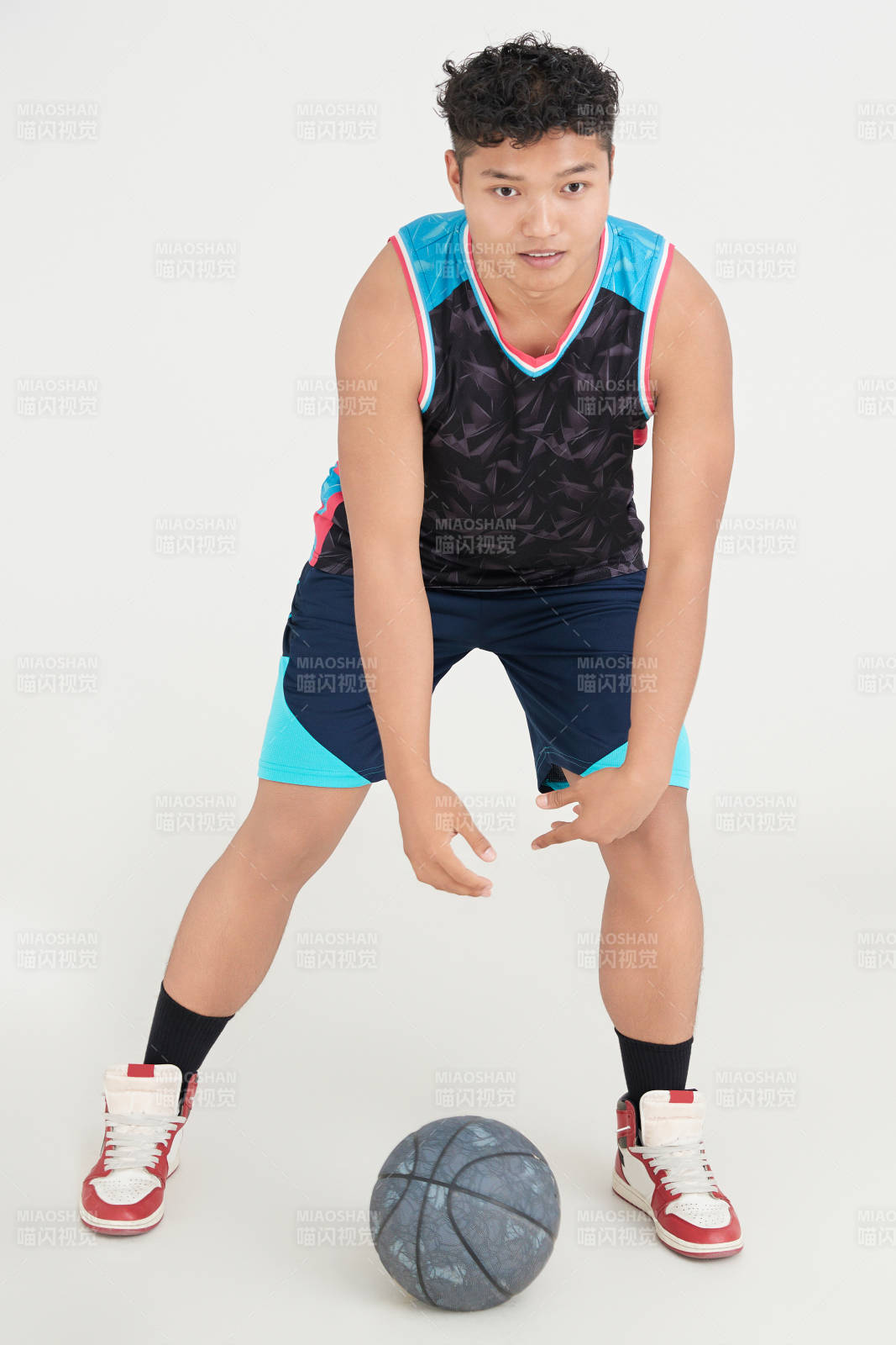 白色背景下的篮球运动员形象图片