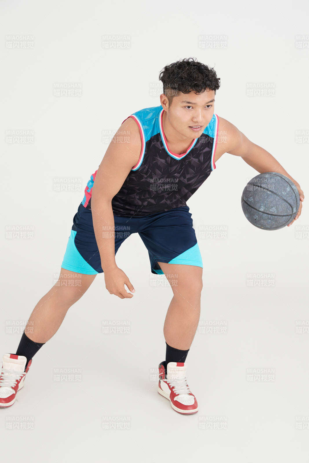 白色背景下的篮球运动员形象图片