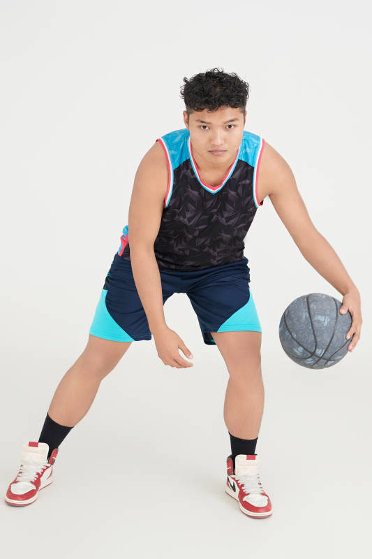 白色背景下的篮球运动员形象图片