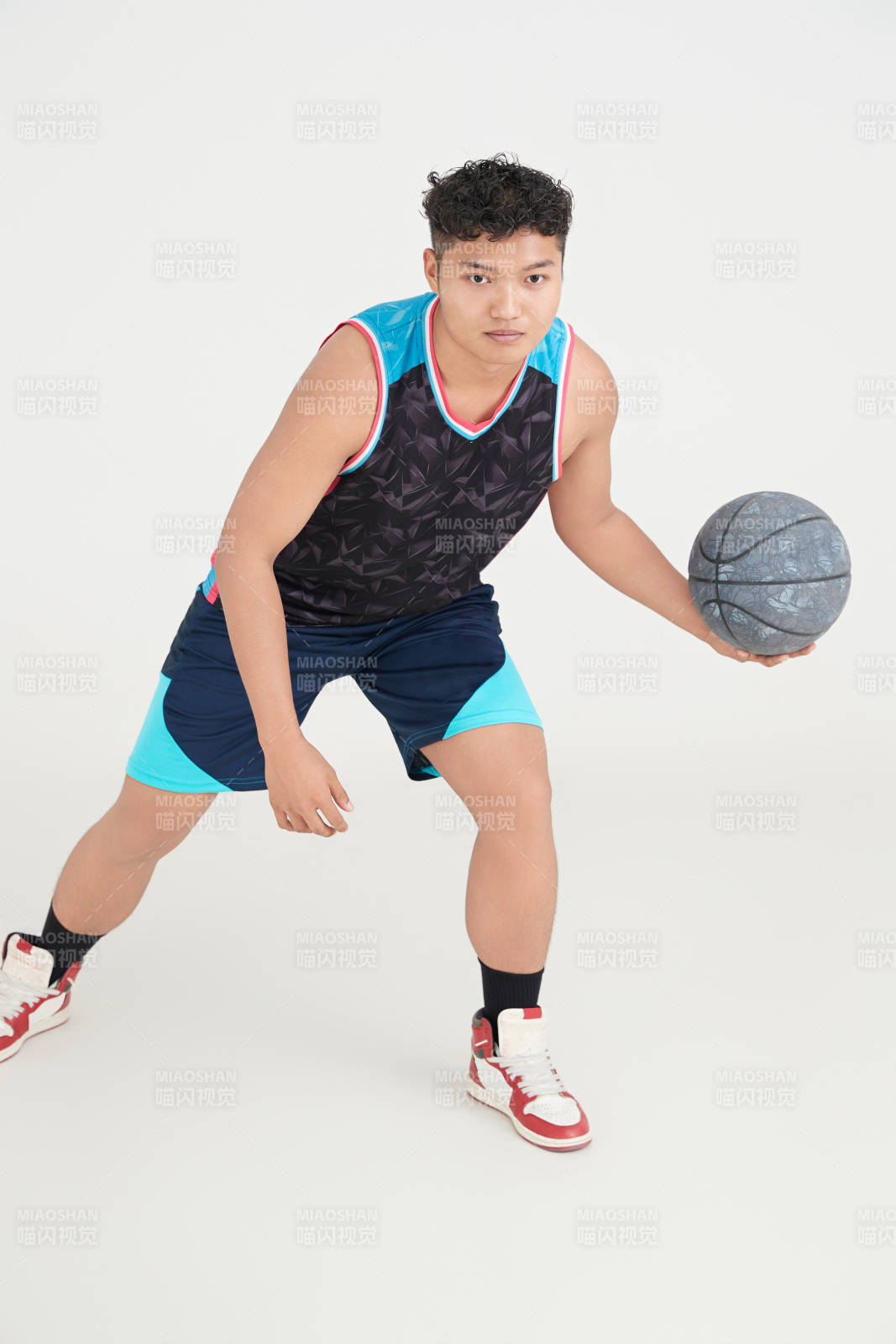白色背景下的篮球运动员形象图片
