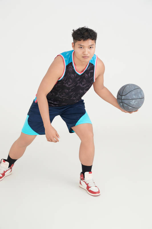 白色背景下的篮球运动员形象图片