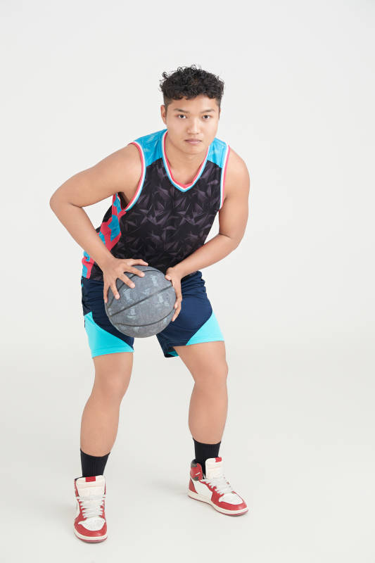 白色背景下的篮球运动员形象图片