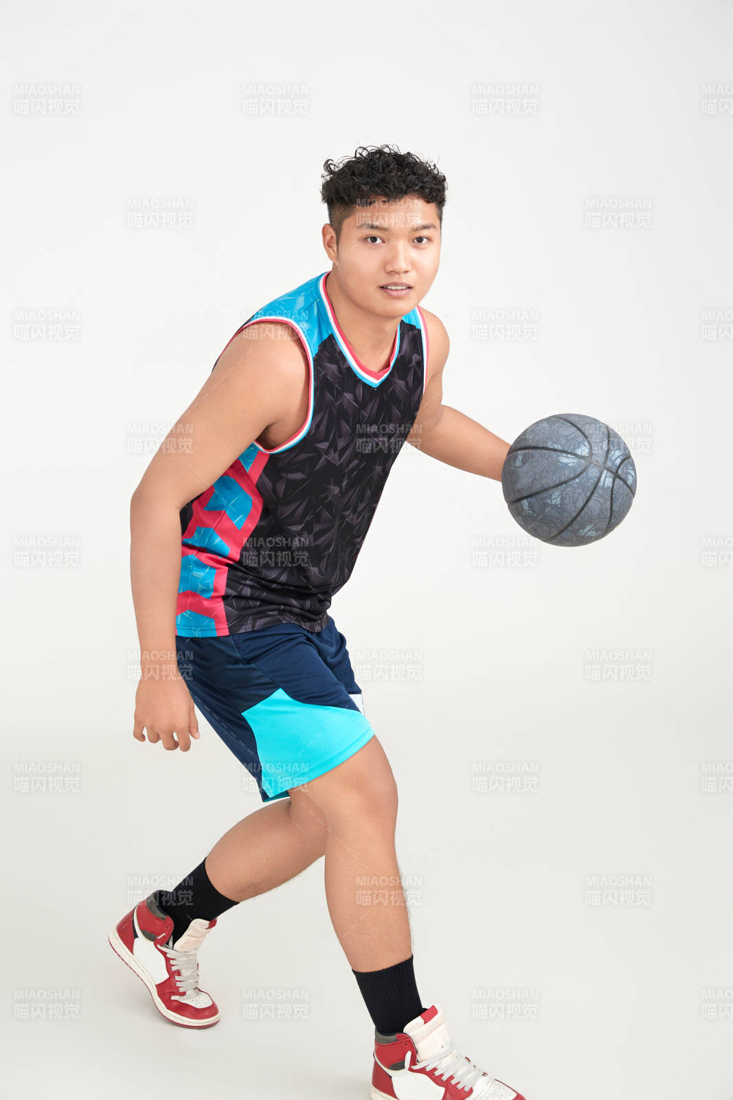 白色背景下的篮球运动员形象图片