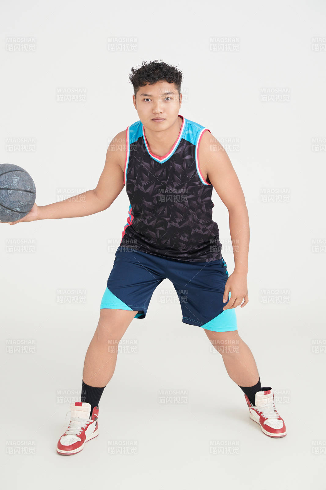 白色背景下的篮球运动员形象图片