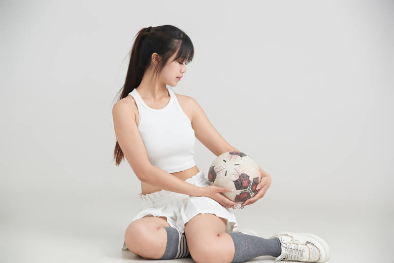 白色背景下的快乐的足球宝贝图片