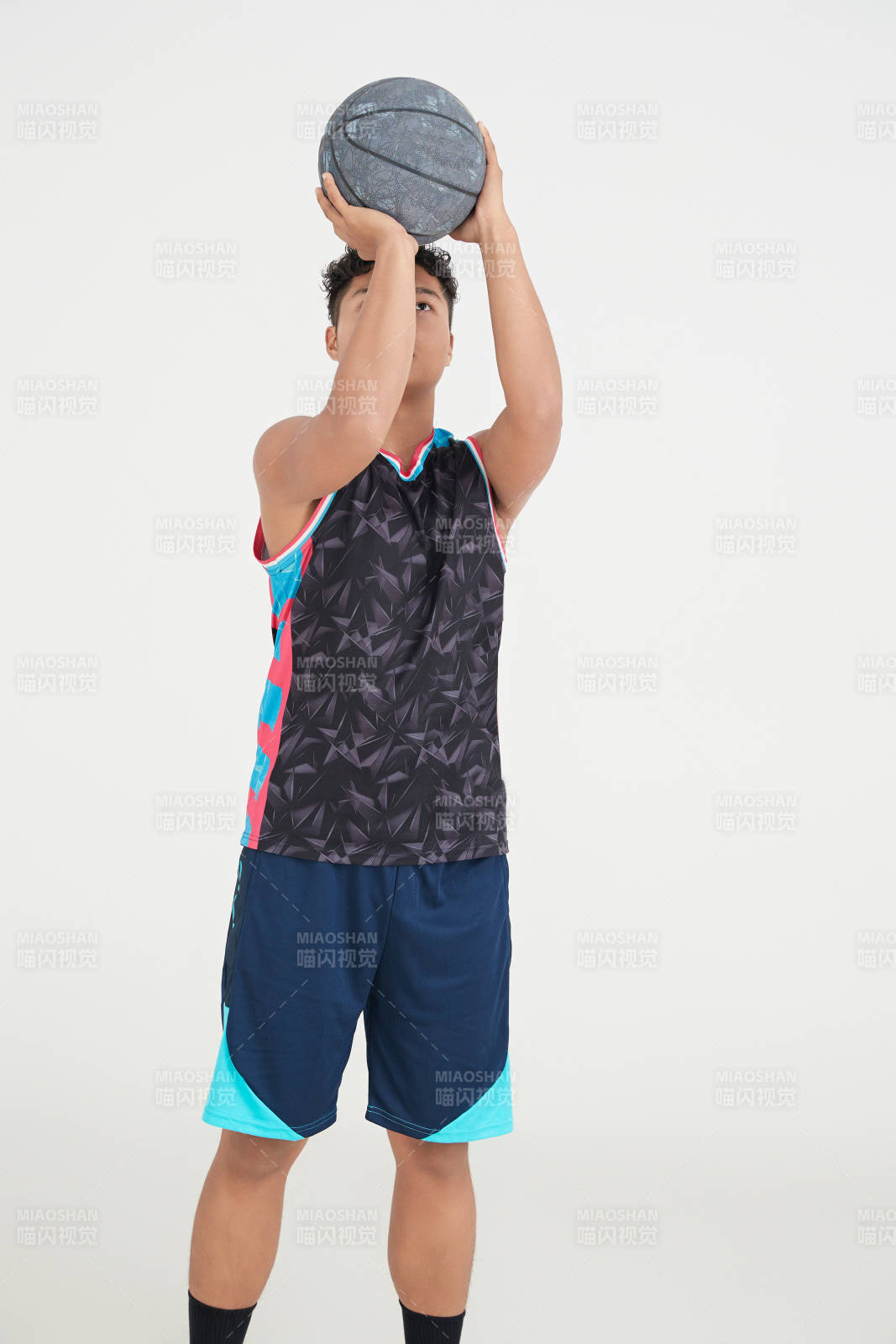 白色背景下的篮球运动员形象图片