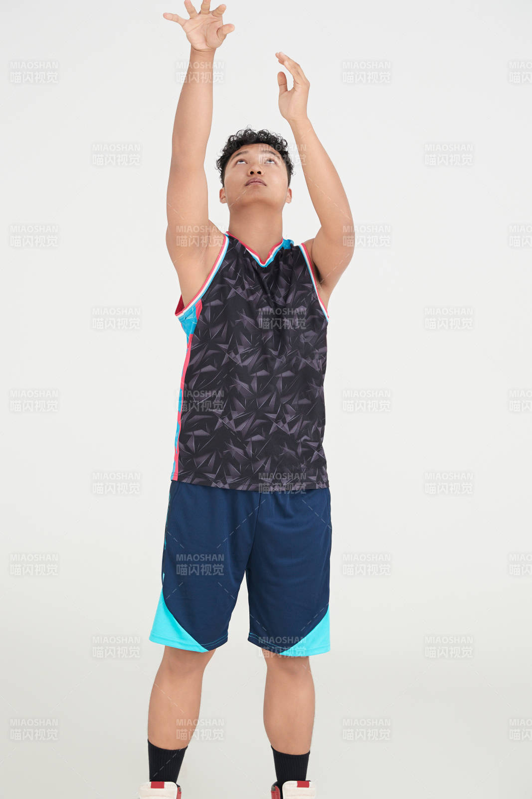 白色背景下的篮球运动员形象图片