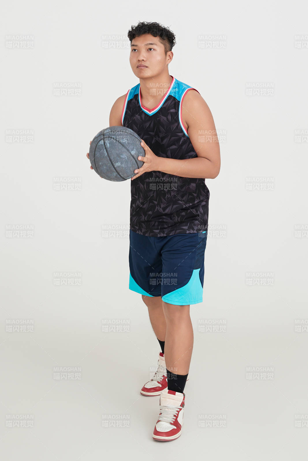 白色背景下的篮球运动员形象图片