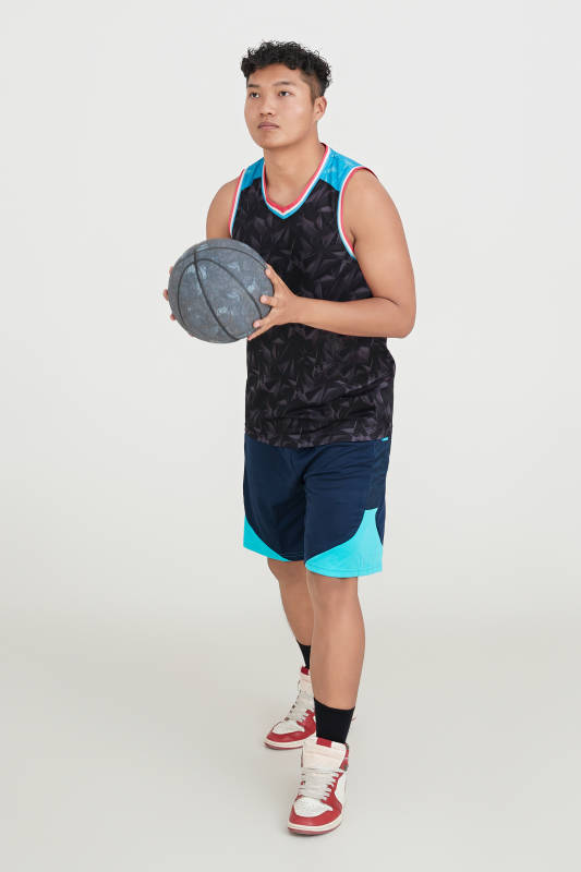 白色背景下的篮球运动员形象图片