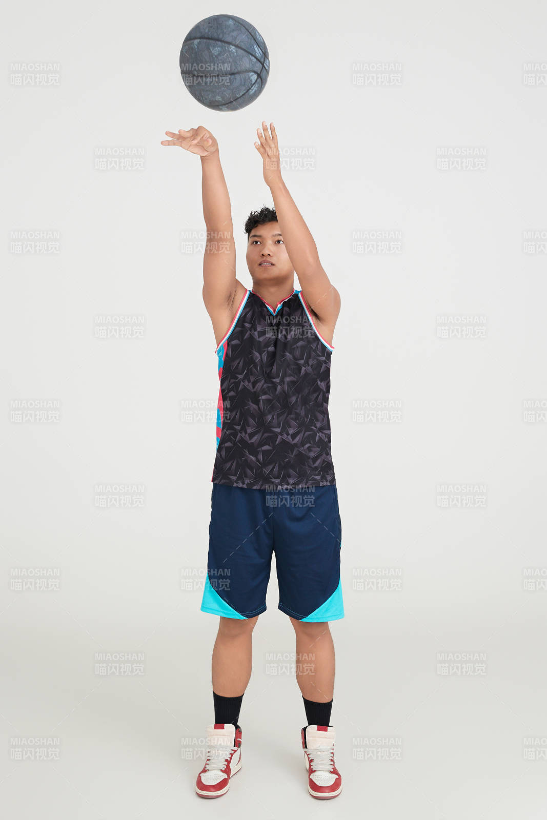白色背景下的篮球运动员形象图片