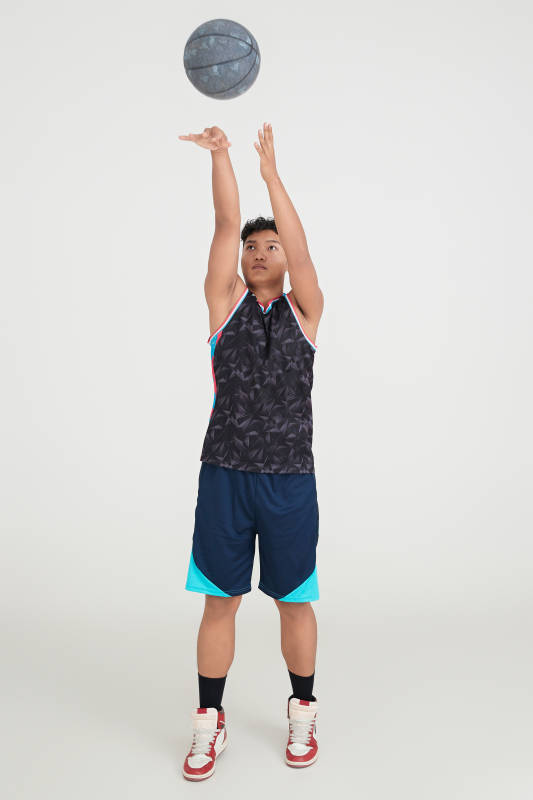 白色背景下的篮球运动员形象图片