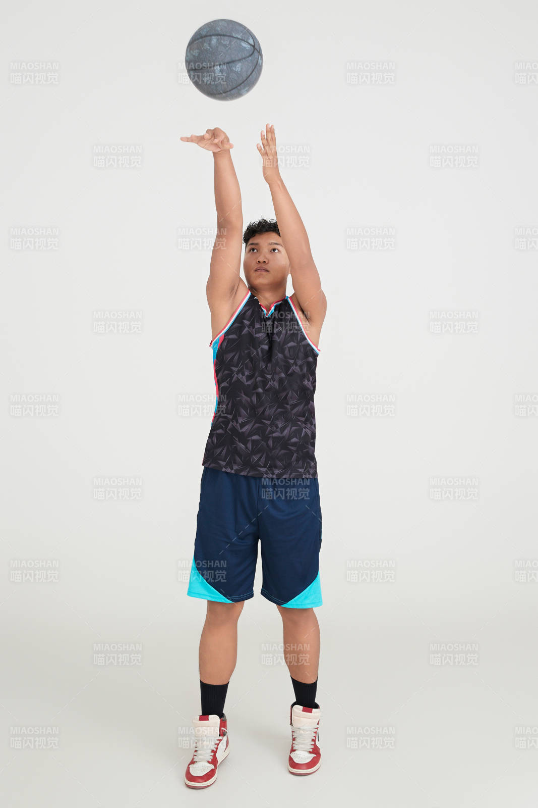 白色背景下的篮球运动员形象图片
