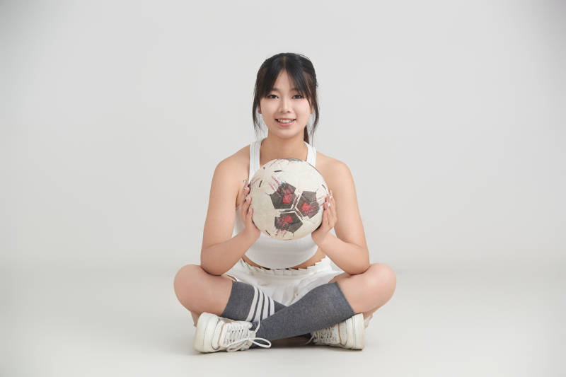 白色背景下的快乐的足球宝贝图片