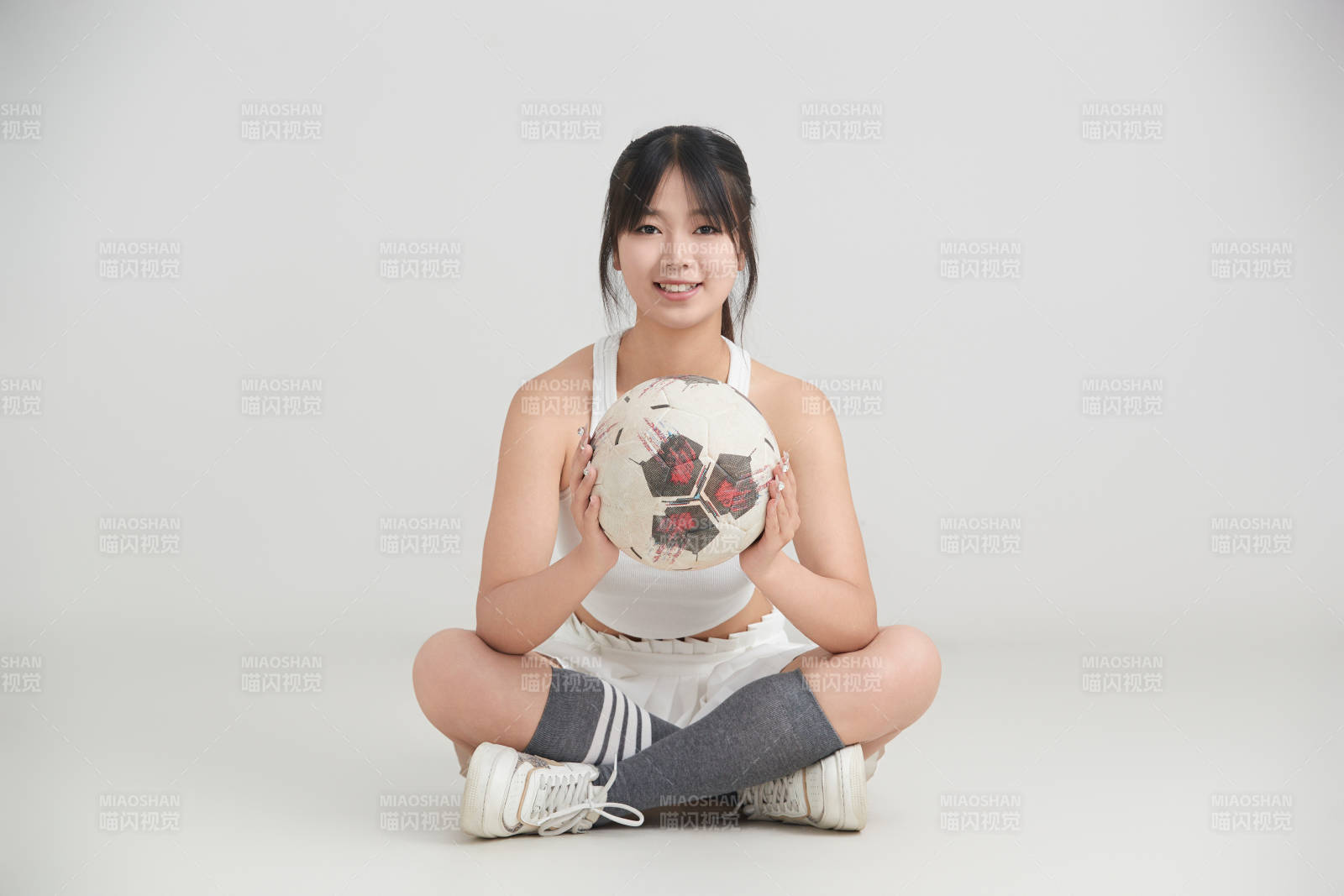 白色背景下的快乐的足球宝贝图片