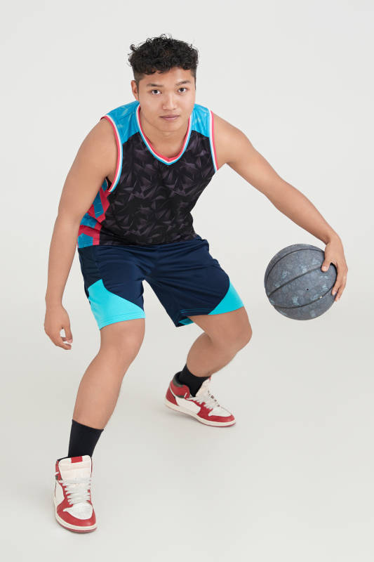 白色背景下的篮球运动员形象图片