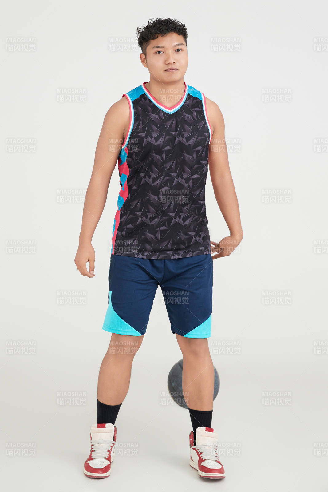 白色背景下的篮球运动员形象图片