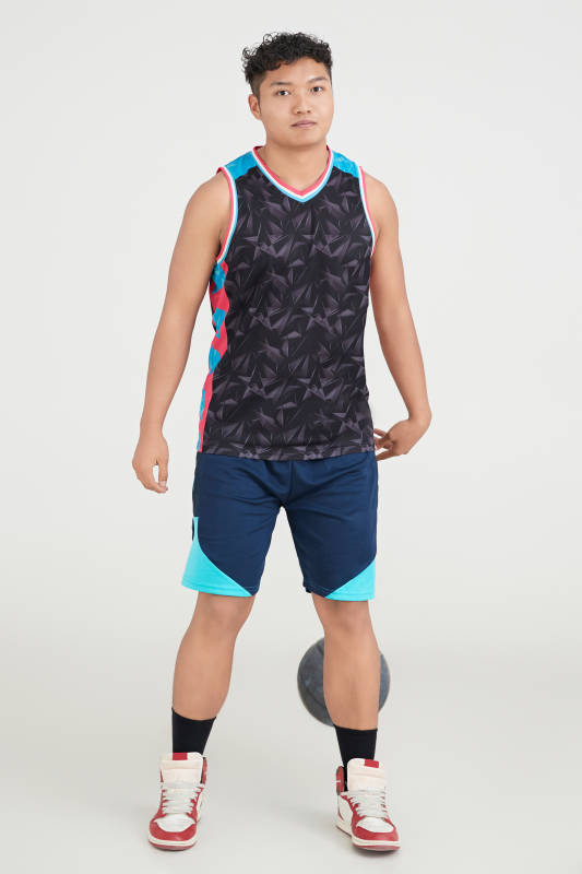 白色背景下的篮球运动员形象图片