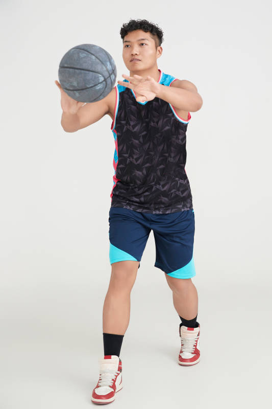 白色背景下的篮球运动员形象图片