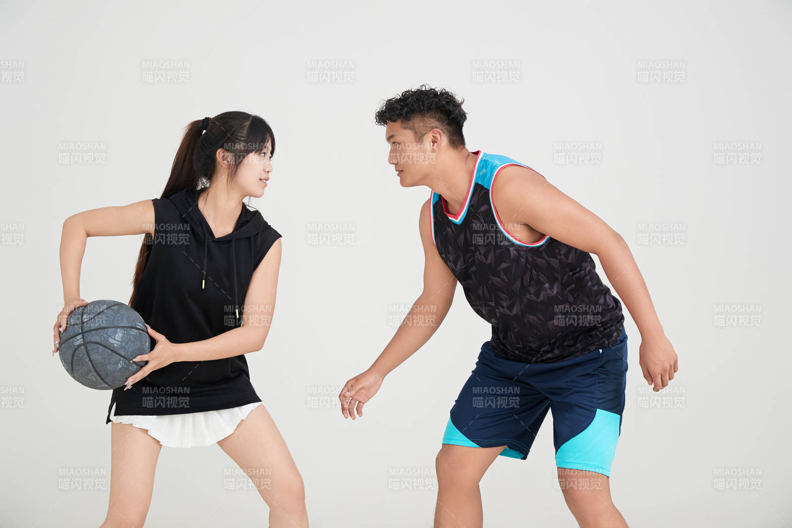 男女进行的街头篮球对抗图片