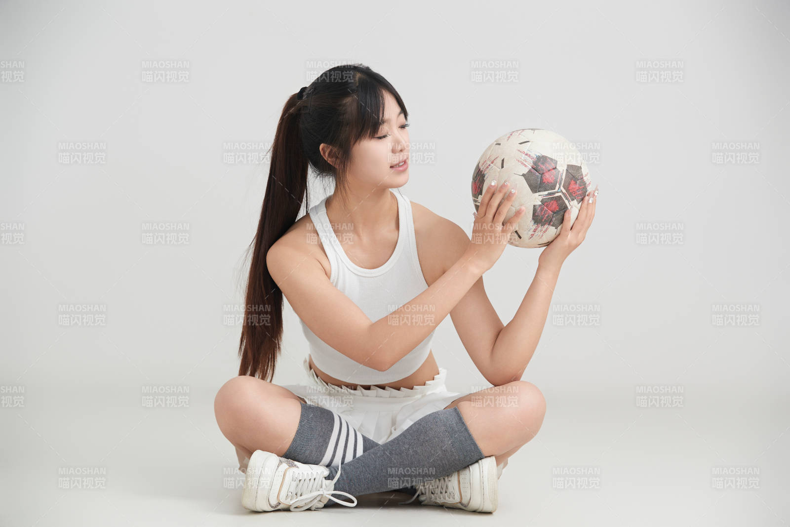 白色背景下的快乐的足球宝贝图片