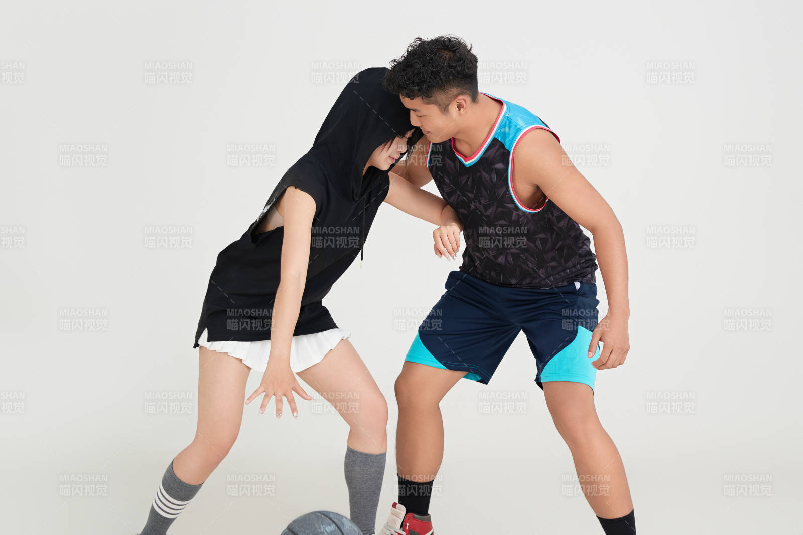 男女进行的街头篮球对抗图片