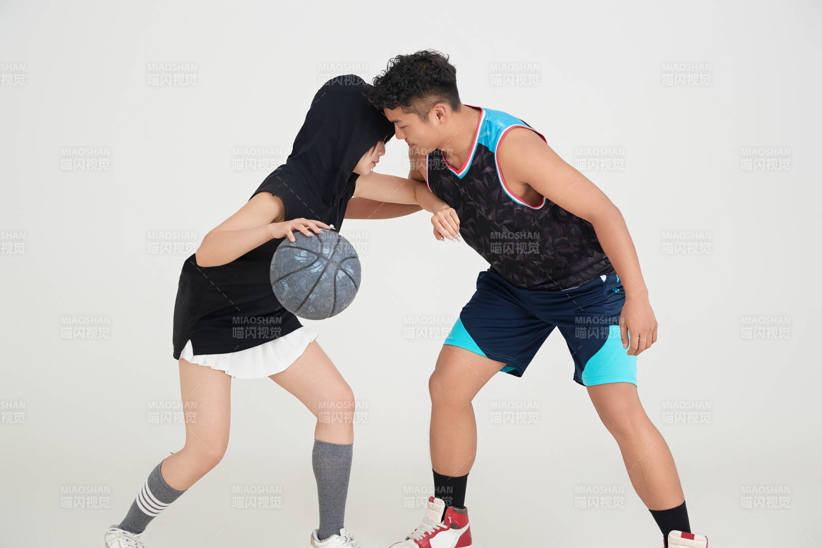 男女进行的街头篮球对抗图片