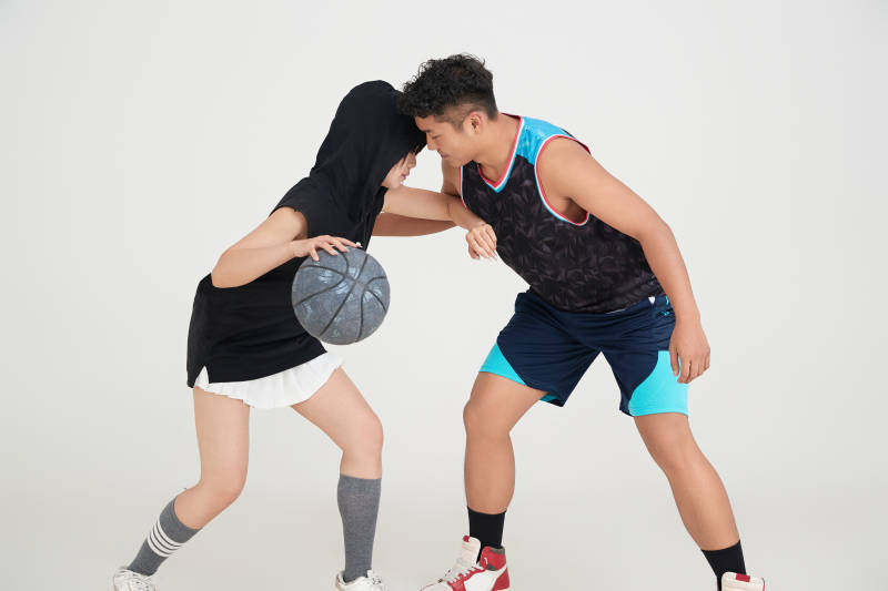 男女进行的街头篮球对抗图片