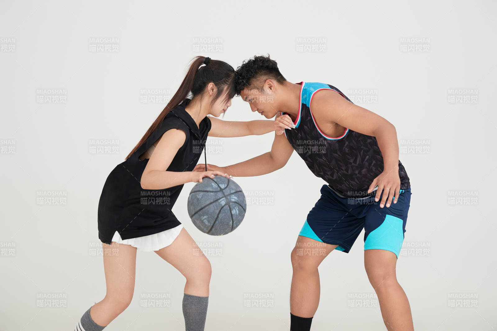 男女进行的街头篮球对抗图片