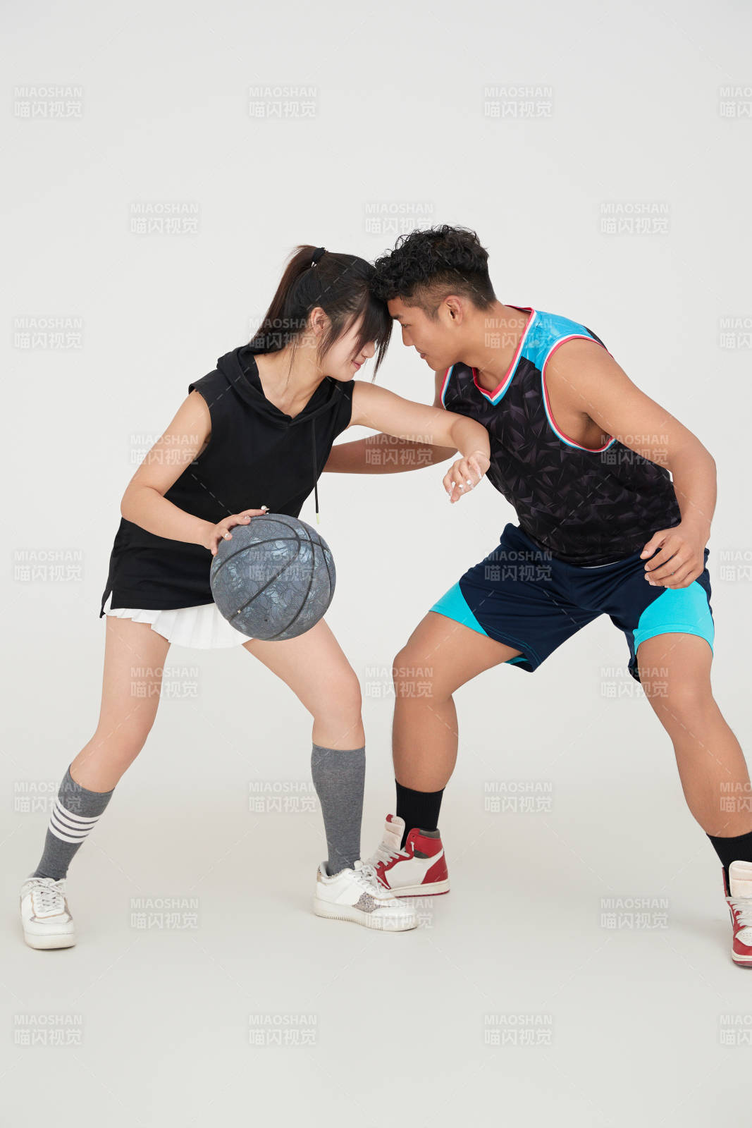 男女进行的街头篮球对抗图片