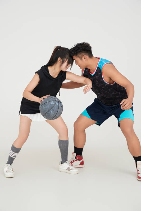 男女进行的街头篮球对抗图片