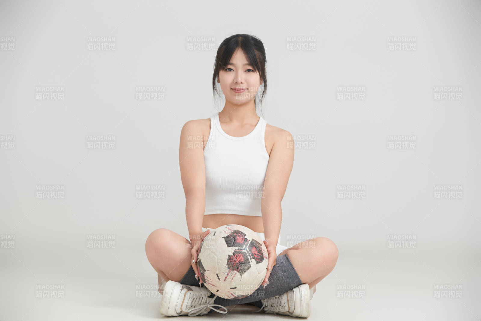 白色背景下的快乐的足球宝贝图片