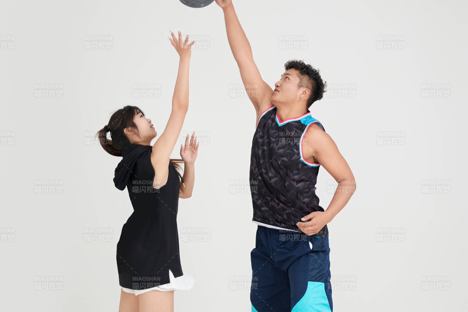 男女进行的街头篮球对抗图片