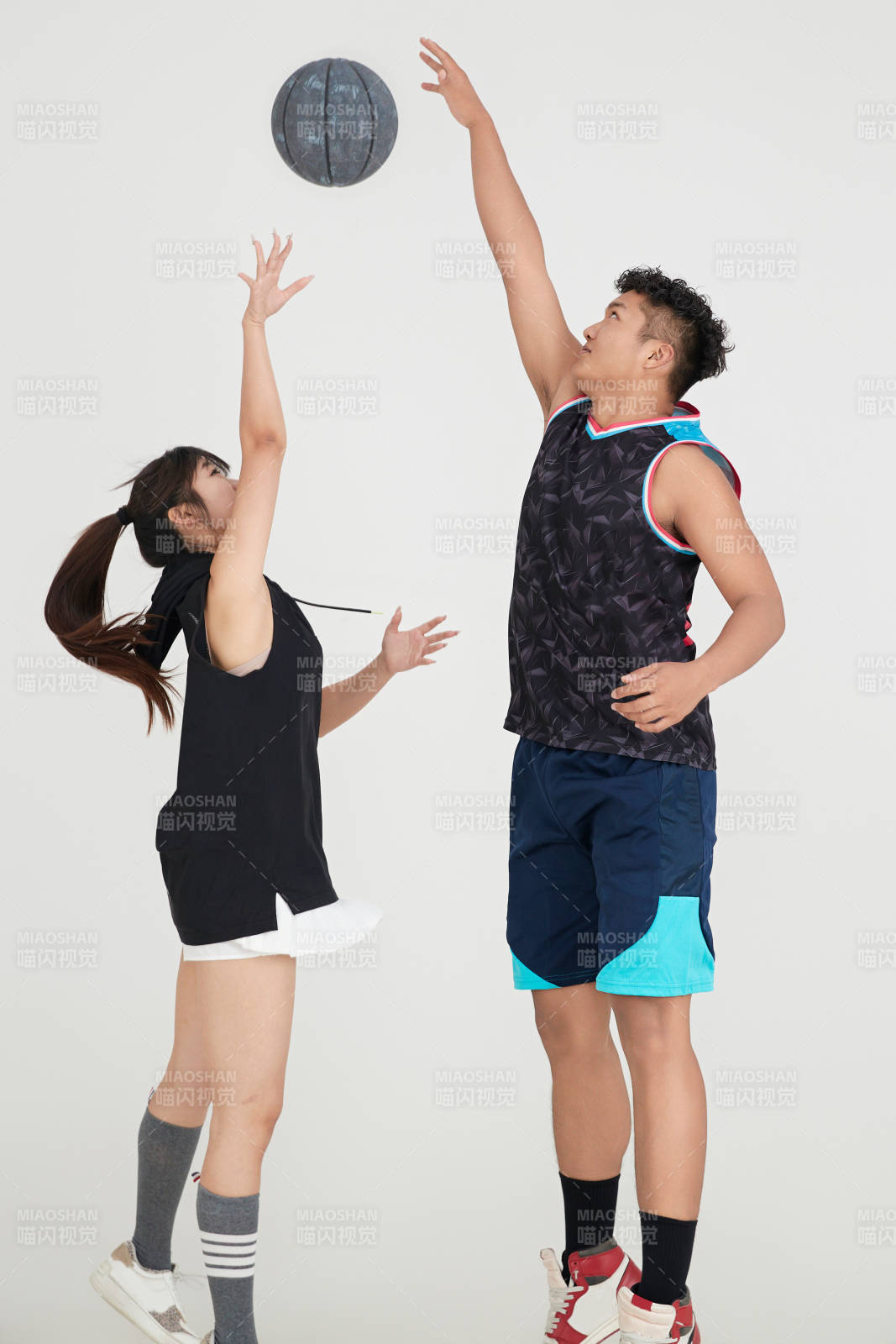 男女进行的街头篮球对抗图片