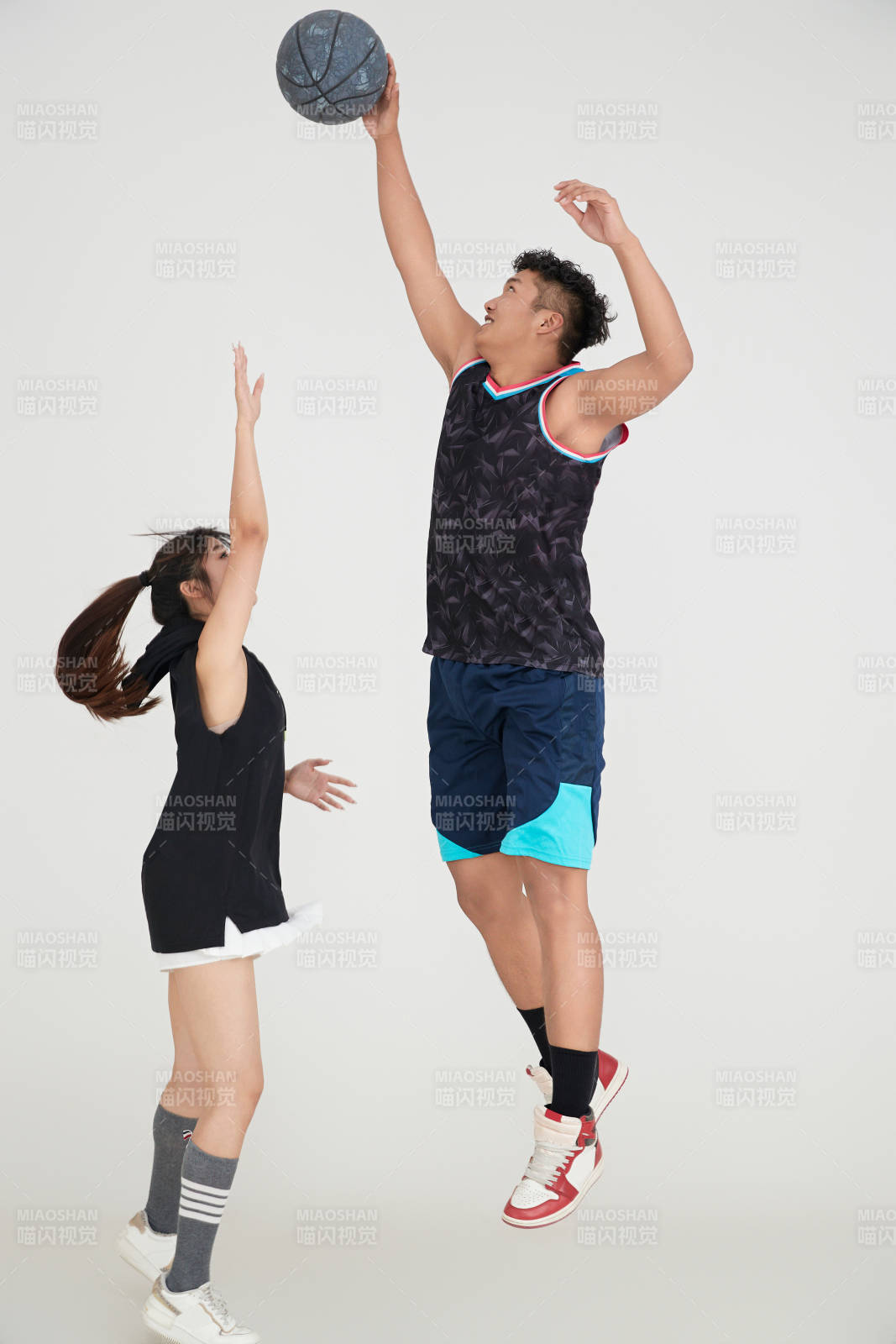 男女进行的街头篮球对抗图片