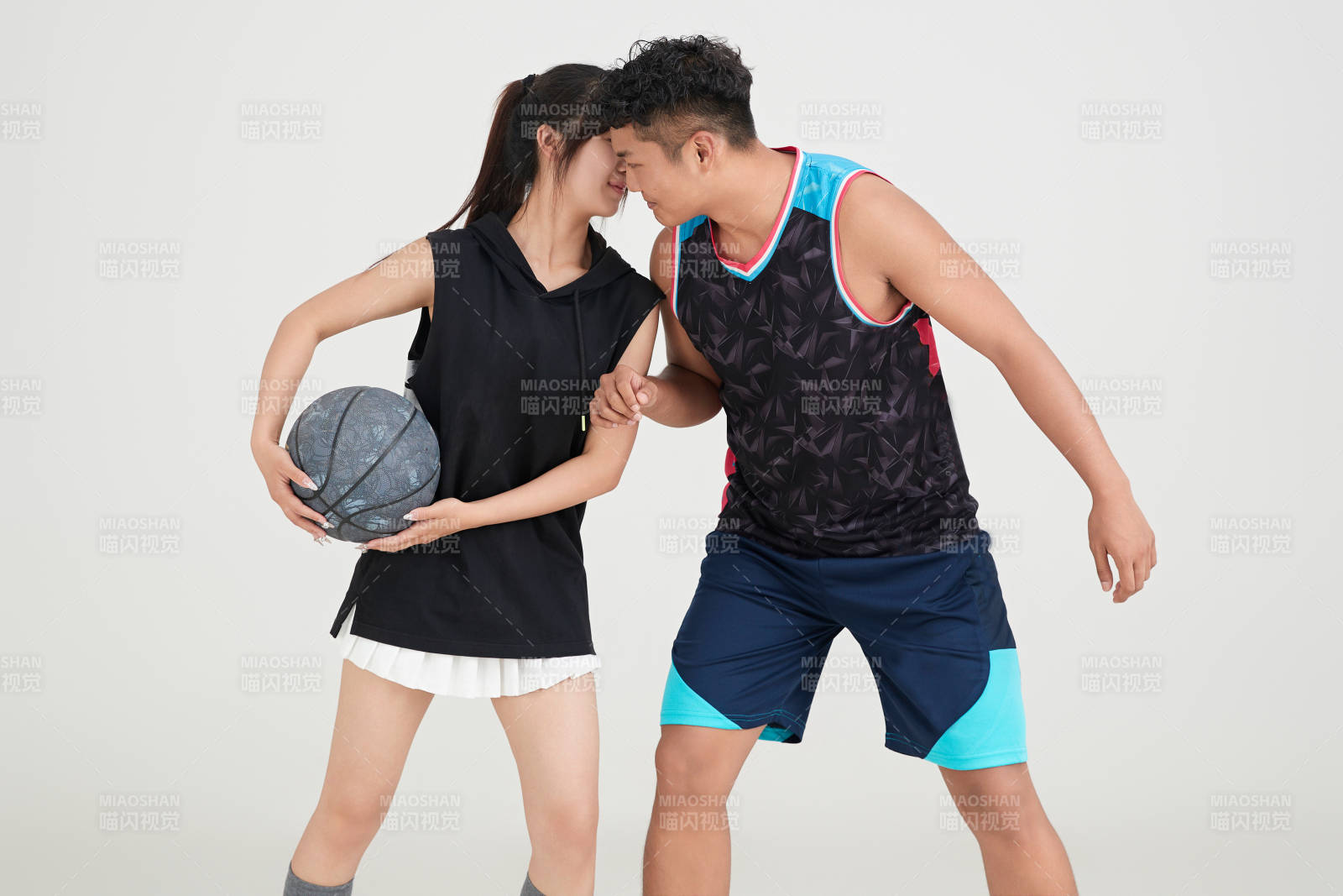 男女进行的街头篮球对抗图片