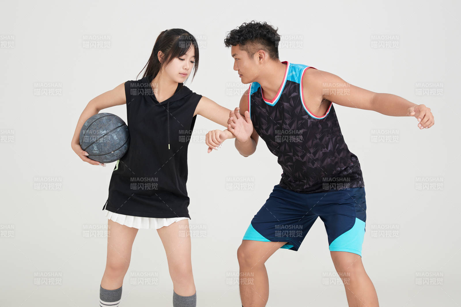 男女进行的街头篮球对抗图片