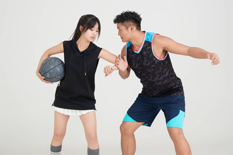 男女进行的街头篮球对抗图片