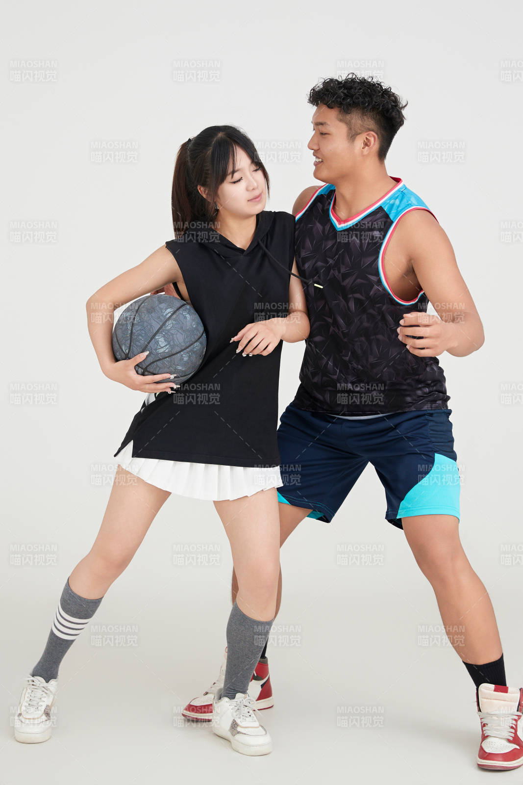 男女进行的街头篮球对抗图片