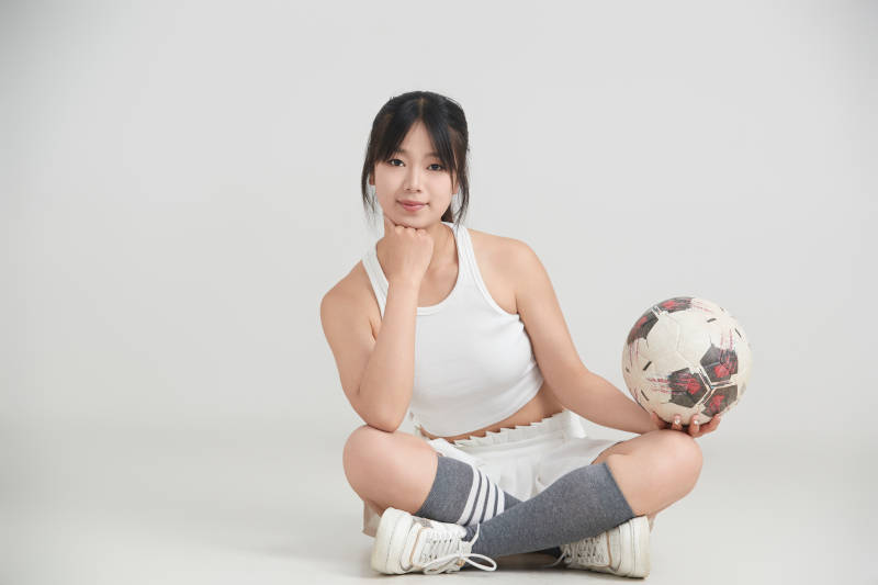 白色背景下的快乐的足球宝贝图片