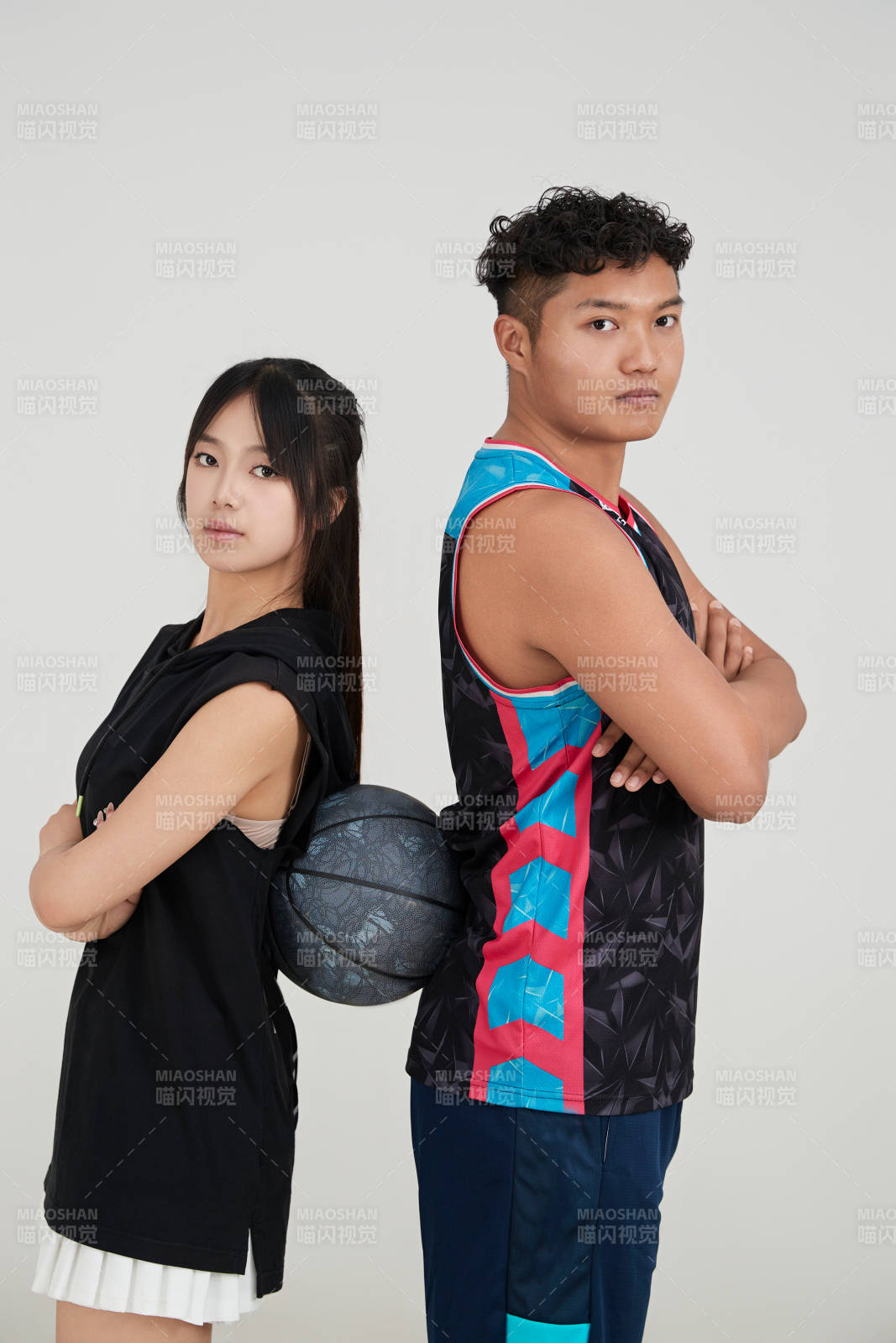 男女进行的街头篮球对抗图片