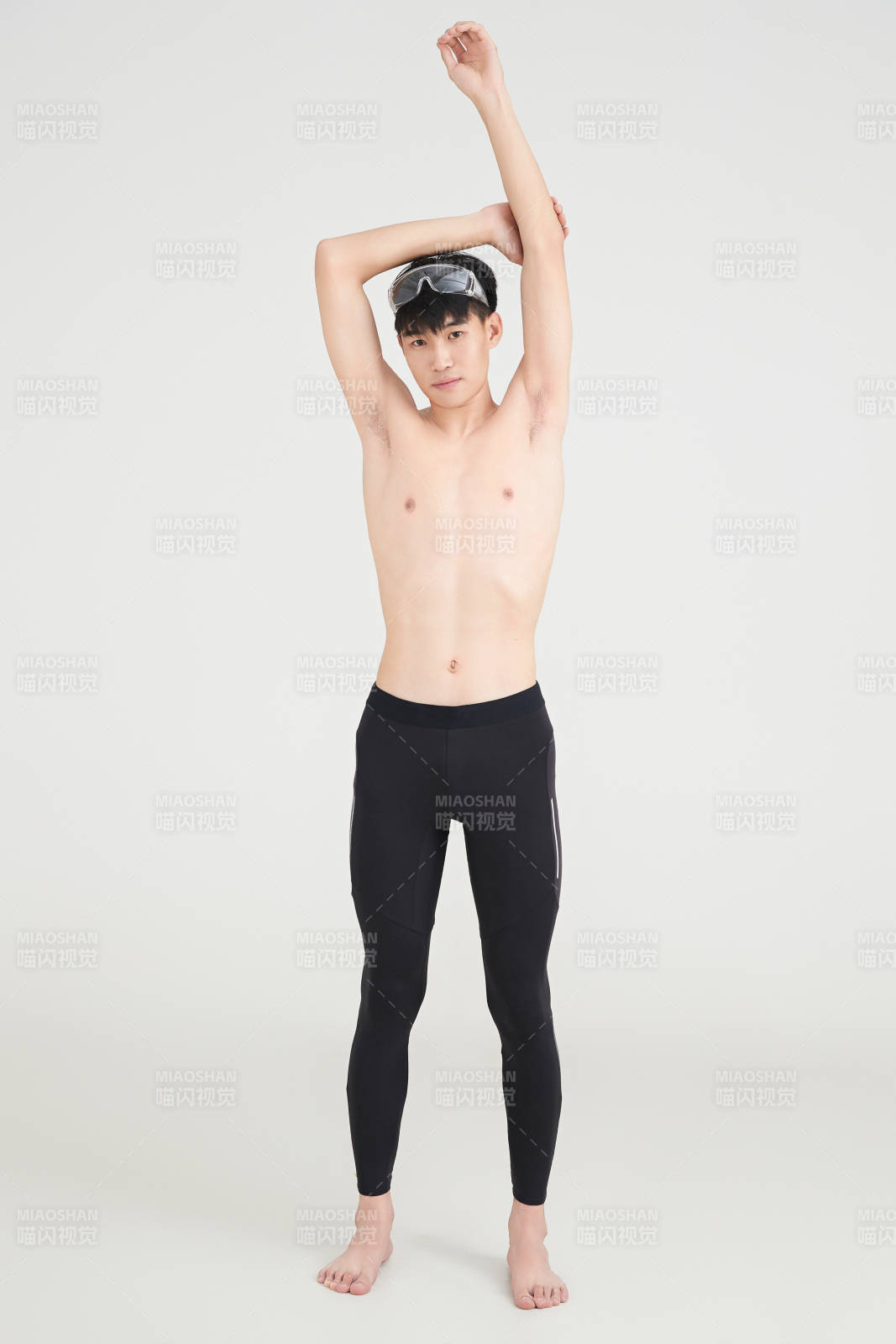 白色背景下的游泳运动员形象图片