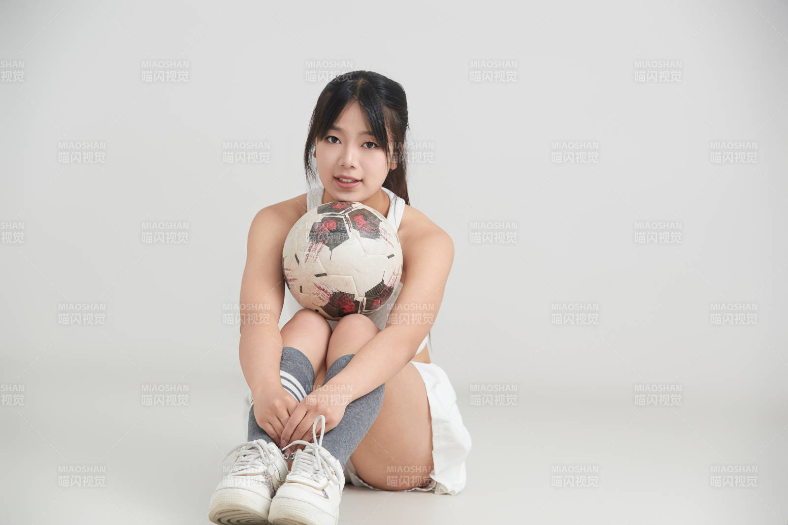 白色背景下的快乐的足球宝贝图片