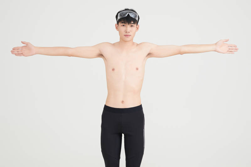 白色背景下的游泳运动员形象图片