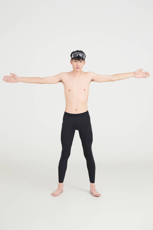 白色背景下的游泳运动员形象图片