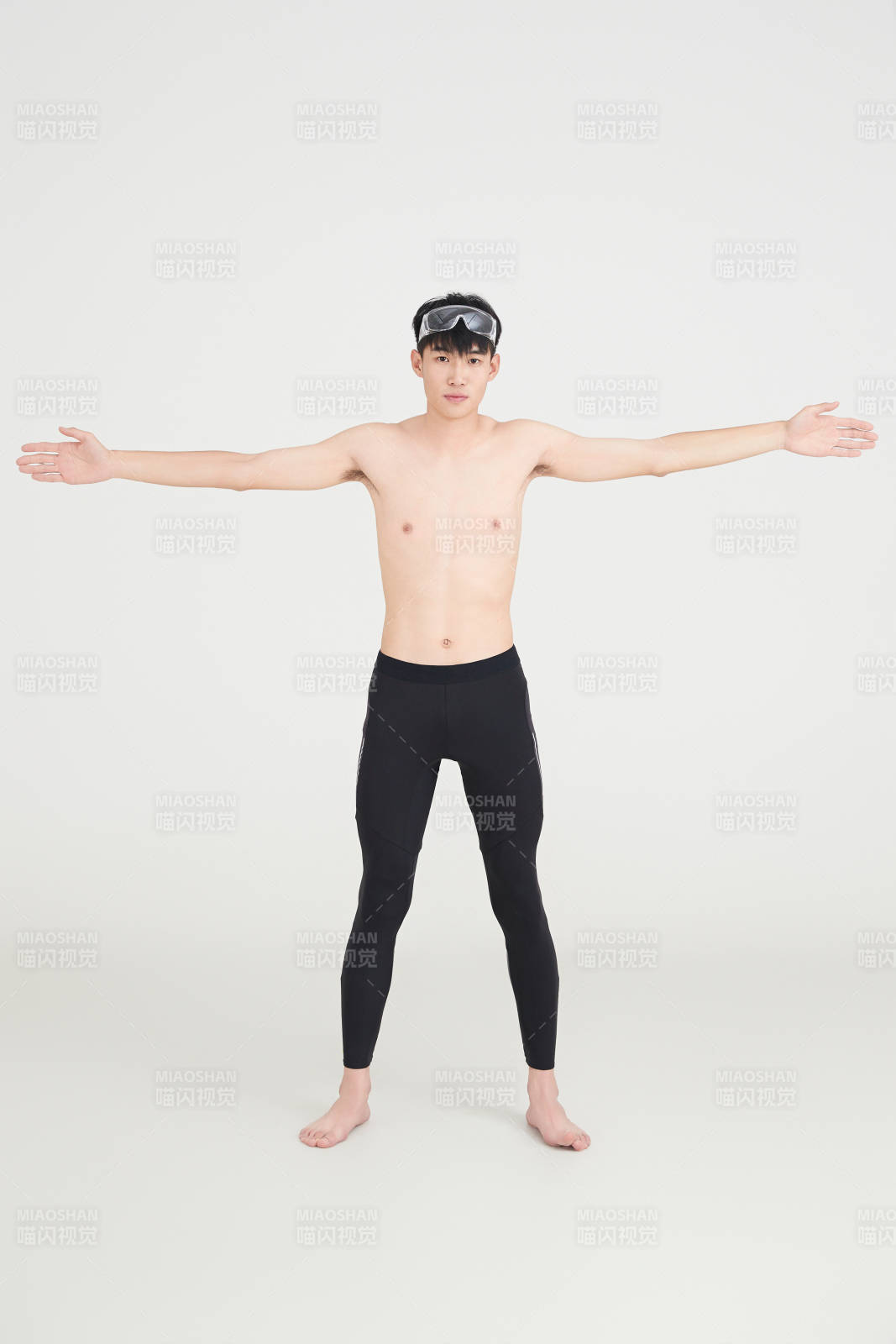 白色背景下的游泳运动员形象图片