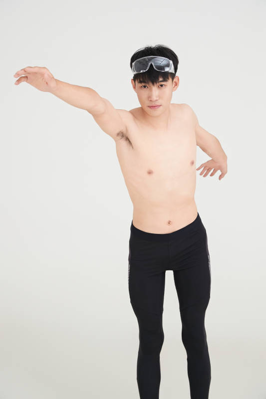 白色背景下的游泳运动员形象图片